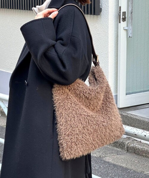 NOLLEY’S(ノーリーズ)の「フェイクファーショルダーバッグ(ショルダーバッグ・レディース・グレイッシュベージュ/ブラウン・FREE)」の15枚目の写真