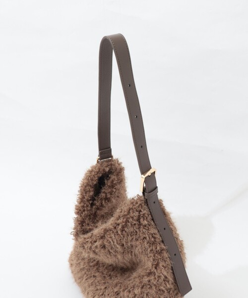 NOLLEY’S(ノーリーズ)の「フェイクファーショルダーバッグ(ショルダーバッグ・レディース・グレイッシュベージュ/ブラウン・FREE)」の5枚目の写真