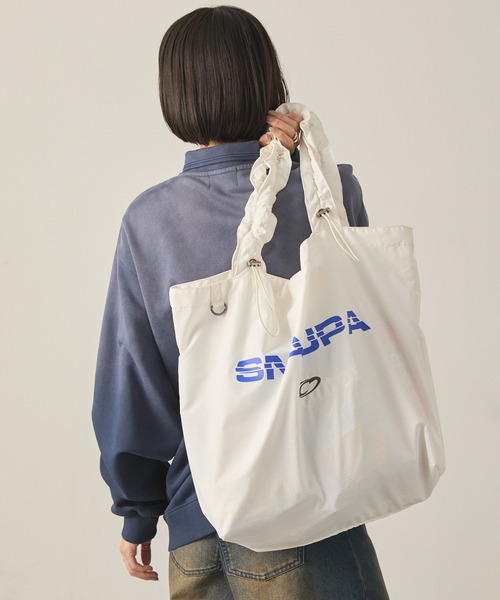 Snap club（スナップクラブ）の「【Snap club】ドローコードギャザーハンドルロゴプリントトートバッグ（トートバッグ・レディース・レッド/オフホワイト/ブラック/ネイビー・FREE）」の10枚目の写真