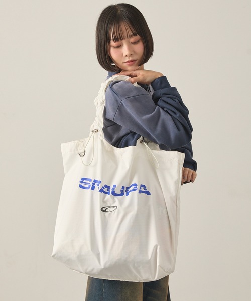 Snap club（スナップクラブ）の「【Snap club】ドローコードギャザーハンドルロゴプリントトートバッグ（トートバッグ・レディース・レッド/オフホワイト/ブラック/ネイビー・FREE）」の11枚目の写真