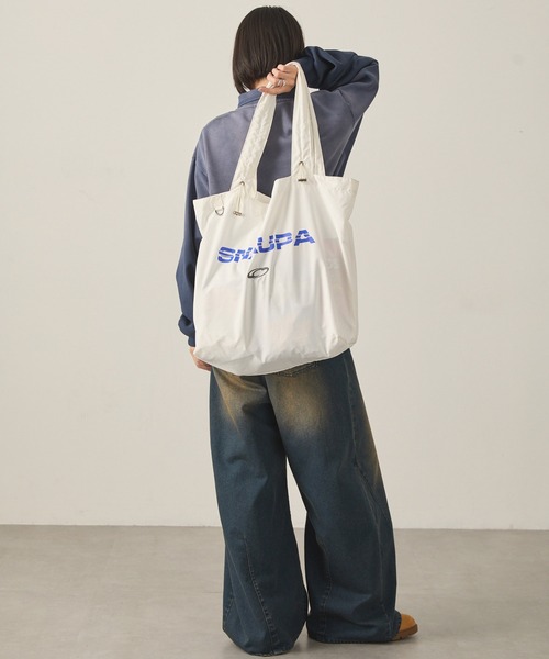Snap club（スナップクラブ）の「【Snap club】ドローコードギャザーハンドルロゴプリントトートバッグ（トートバッグ・レディース・レッド/オフホワイト/ブラック/ネイビー・FREE）」の13枚目の写真