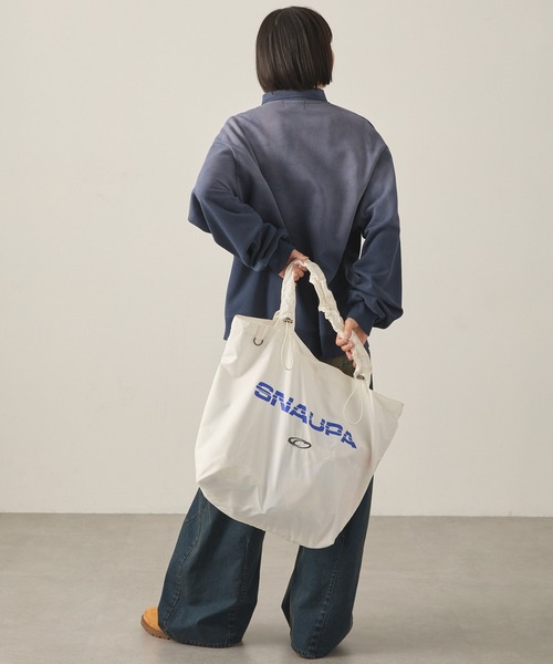 Snap club（スナップクラブ）の「【Snap club】ドローコードギャザーハンドルロゴプリントトートバッグ（トートバッグ・レディース・レッド/オフホワイト/ブラック/ネイビー・FREE）」の15枚目の写真