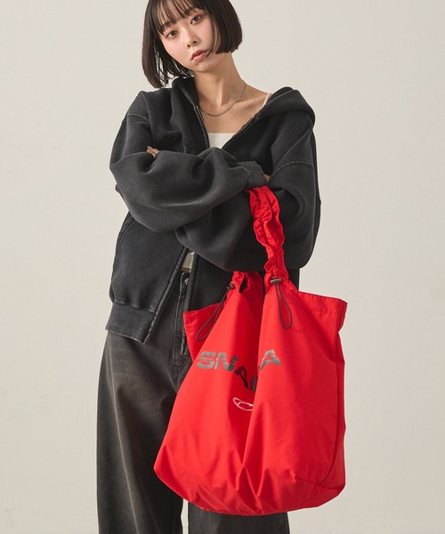 Snap club（スナップクラブ）の「【Snap club】ドローコードギャザーハンドルロゴプリントトートバッグ（トートバッグ・レディース・レッド/オフホワイト/ブラック/ネイビー・FREE）」の17枚目の写真