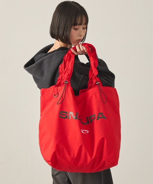 Snap club（スナップクラブ）の「【Snap club】ドローコードギャザーハンドルロゴプリントトートバッグ（トートバッグ・レディース・レッド/オフホワイト/ブラック/ネイビー・FREE）」の20枚目の写真
