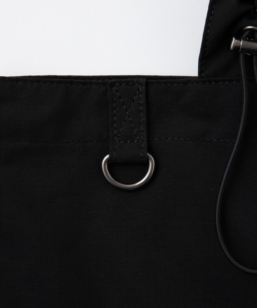 Snap club（スナップクラブ）の「【Snap club】ドローコードギャザーハンドルロゴプリントトートバッグ（トートバッグ・レディース・レッド/オフホワイト/ブラック/ネイビー・FREE）」の7枚目の写真