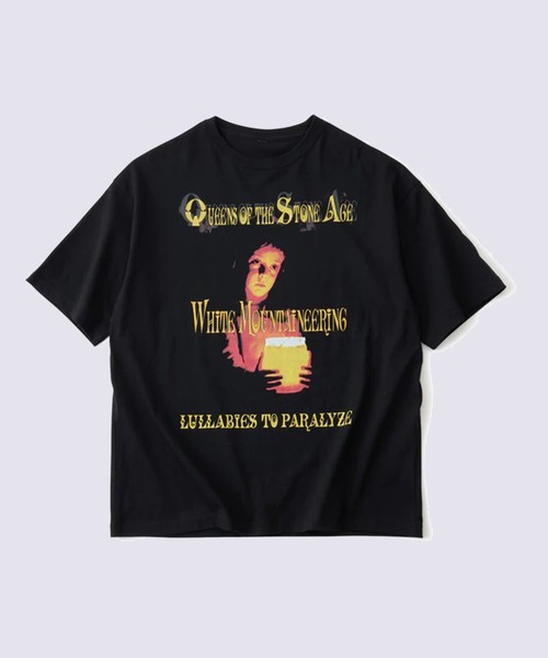 WHITE MOUNTAINEERING(ホワイトマウンテニアリング)の「【White Mountaineering/ホワイトマウンテニアリング】QOTSA LULLABIES TO PARALYZE T-SHIRT(Tシャツ/カットソー・メンズ・ブラック・1/2/3)」の1枚目の写真