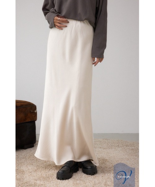 AZUL by moussy（アズールバイマウジー）の「VENUSナローサテンスカート（スカート・レディース・アイボリー/サックスブルー/ダークブラウン・SMALL/MEDIUM）」の2枚目の写真