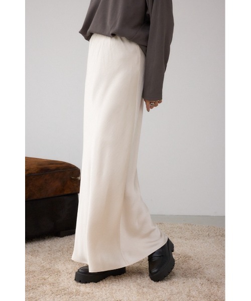 AZUL by moussy（アズールバイマウジー）の「VENUSナローサテンスカート（スカート・レディース・アイボリー/サックスブルー/ダークブラウン・SMALL/MEDIUM）」の4枚目の写真