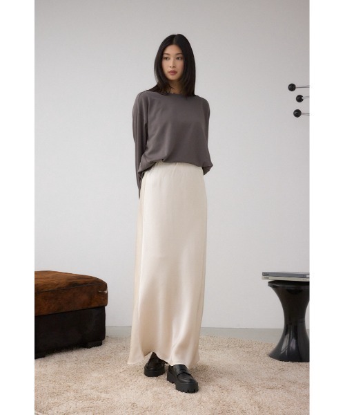 AZUL by moussy（アズールバイマウジー）の「VENUSナローサテンスカート（スカート・レディース・アイボリー/サックスブルー/ダークブラウン・SMALL/MEDIUM）」の5枚目の写真