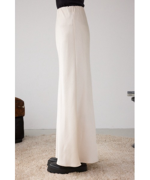 AZUL by moussy（アズールバイマウジー）の「VENUSナローサテンスカート（スカート・レディース・アイボリー/サックスブルー/ダークブラウン・SMALL/MEDIUM）」の8枚目の写真