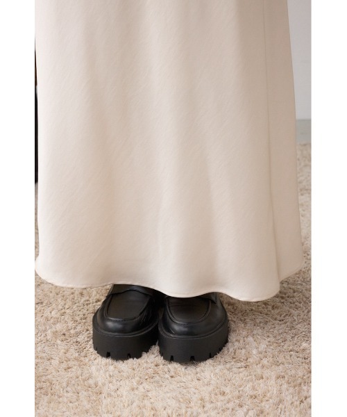 AZUL by moussy（アズールバイマウジー）の「VENUSナローサテンスカート（スカート・レディース・アイボリー/サックスブルー/ダークブラウン・SMALL/MEDIUM）」の12枚目の写真