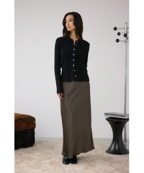 AZUL by moussy（アズールバイマウジー）の「VENUSナローサテンスカート（スカート・レディース・アイボリー/サックスブルー/ダークブラウン・SMALL/MEDIUM）」の15枚目の写真