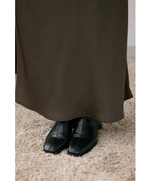 AZUL by moussy（アズールバイマウジー）の「VENUSナローサテンスカート（スカート・レディース・アイボリー/サックスブルー/ダークブラウン・SMALL/MEDIUM）」の22枚目の写真