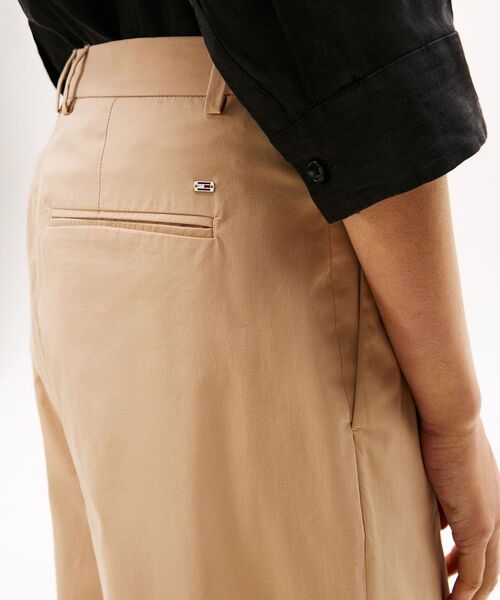 TOMMY HILFIGER(トミーヒルフィガー)の「ライトコットンリラックスストレートチノパンツ(チノパンツ・レディース・ベージュ・32inch/34inch/36inch)」の2枚目の写真