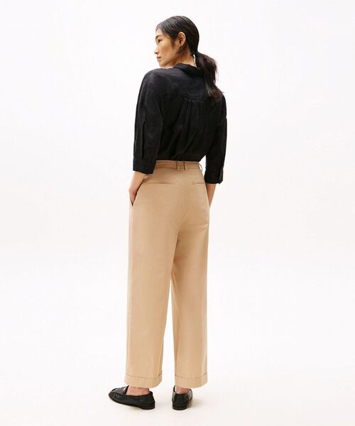 TOMMY HILFIGER(トミーヒルフィガー)の「ライトコットンリラックスストレートチノパンツ(チノパンツ・レディース・ベージュ・32inch/34inch/36inch)」の3枚目の写真