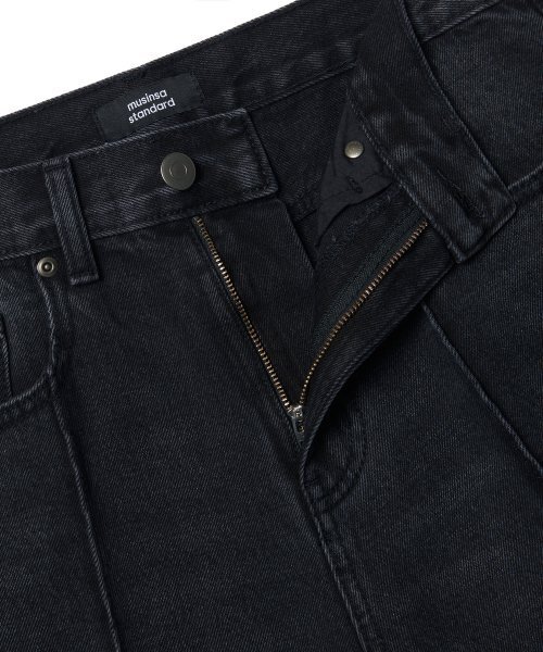 MUSINSA STANDARD（ムシンサスタンダード）の「ピンタックレギュラーフィットデニムパンツ[ウォッシュドブラック]（デニムパンツ・メンズ・その他・40/38/28/42/34/32/30/26/27）」の4枚目の写真