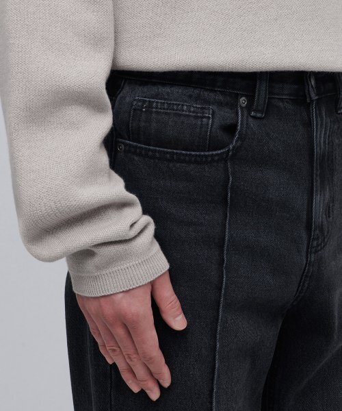 MUSINSA STANDARD（ムシンサスタンダード）の「ピンタックレギュラーフィットデニムパンツ[ウォッシュドブラック]（デニムパンツ・メンズ・その他・40/38/28/42/34/32/30/26/27）」の5枚目の写真