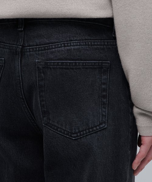 MUSINSA STANDARD（ムシンサスタンダード）の「ピンタックレギュラーフィットデニムパンツ[ウォッシュドブラック]（デニムパンツ・メンズ・その他・40/38/28/42/34/32/30/26/27）」の6枚目の写真