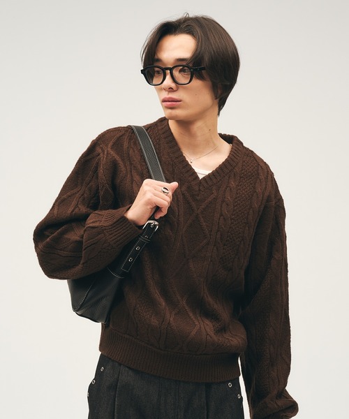 Adoon plain(アドーンプレーン)の「Shallow V-Neck Cable Knit / 浅Vネックケーブルニット(ニット/セーター・メンズ・ブラック/ブラウン/ボルドー・LARGE/MEDIUM)」の2枚目の写真