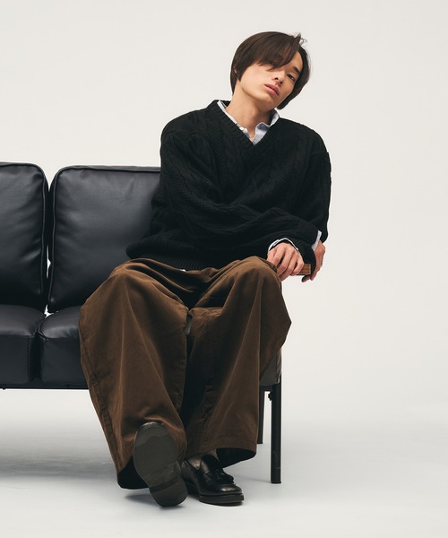 Adoon plain(アドーンプレーン)の「Shallow V-Neck Cable Knit / 浅Vネックケーブルニット(ニット/セーター・メンズ・ブラック/ブラウン/ボルドー・LARGE/MEDIUM)」の17枚目の写真