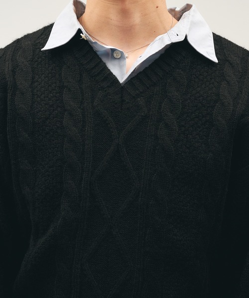 Adoon plain(アドーンプレーン)の「Shallow V-Neck Cable Knit / 浅Vネックケーブルニット(ニット/セーター・メンズ・ブラック/ブラウン/ボルドー・LARGE/MEDIUM)」の4枚目の写真