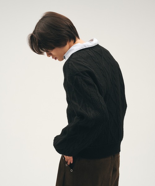 Adoon plain(アドーンプレーン)の「Shallow V-Neck Cable Knit / 浅Vネックケーブルニット(ニット/セーター・メンズ・ブラック/ブラウン/ボルドー・LARGE/MEDIUM)」の19枚目の写真