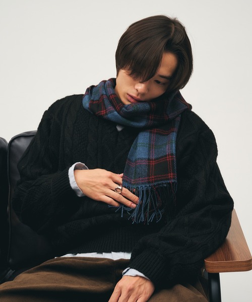 Adoon plain(アドーンプレーン)の「Shallow V-Neck Cable Knit / 浅Vネックケーブルニット(ニット/セーター・メンズ・ブラック/ブラウン/ボルドー・LARGE/MEDIUM)」の12枚目の写真