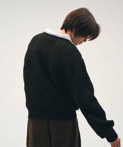 Adoon plain(アドーンプレーン)の「Shallow V-Neck Cable Knit / 浅Vネックケーブルニット(ニット/セーター・メンズ・ブラック/ブラウン/ボルドー・LARGE/MEDIUM)」の14枚目の写真