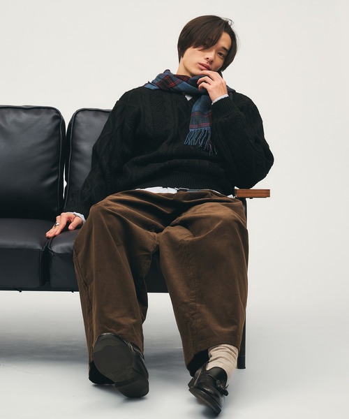 Adoon plain(アドーンプレーン)の「Shallow V-Neck Cable Knit / 浅Vネックケーブルニット(ニット/セーター・メンズ・ブラック/ブラウン/ボルドー・LARGE/MEDIUM)」の15枚目の写真