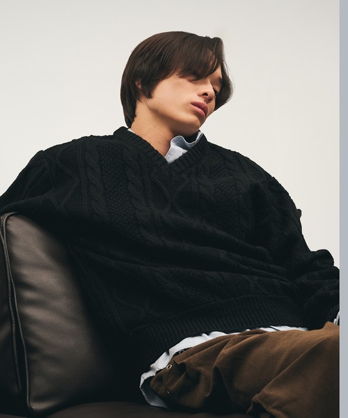 Adoon plain(アドーンプレーン)の「Shallow V-Neck Cable Knit / 浅Vネックケーブルニット(ニット/セーター・メンズ・ブラック/ブラウン/ボルドー・LARGE/MEDIUM)」の16枚目の写真