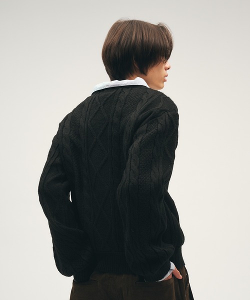 Adoon plain(アドーンプレーン)の「Shallow V-Neck Cable Knit / 浅Vネックケーブルニット(ニット/セーター・メンズ・ブラック/ブラウン/ボルドー・LARGE/MEDIUM)」の18枚目の写真