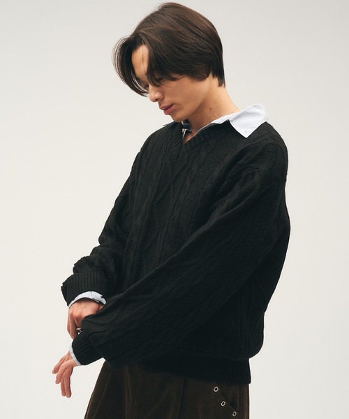 Adoon plain(アドーンプレーン)の「Shallow V-Neck Cable Knit / 浅Vネックケーブルニット(ニット/セーター・メンズ・ブラック/ブラウン/ボルドー・LARGE/MEDIUM)」の13枚目の写真