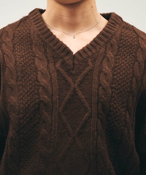 Adoon plain(アドーンプレーン)の「Shallow V-Neck Cable Knit / 浅Vネックケーブルニット(ニット/セーター・メンズ・ブラック/ブラウン/ボルドー・LARGE/MEDIUM)」の6枚目の写真