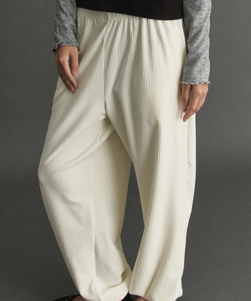 DEARSTALKER(ディアストーカー)の「NELLA BALLOON JOGGER PANTS - CREAM(スウェットパンツ・レディース・その他・FREE)」の1枚目の写真