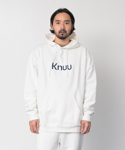 Knuu(ヌウ)の「Big Logo Heavy Hooded Sweatshirt(パーカー・メンズ・ブラック/マルーン/ネイビー/杢グレー/ホワイト・X-LARGE/LARGE/MEDIUM/SMALL)」の2枚目の写真