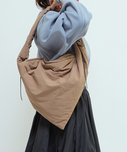 CONVERSE TOKYO（コンバーストウキョウ）の「LACE-UP TRIANGLE PUFF BAG（ハンドバッグ・レディース・チャコールグレー/ベージュ・FREE）」の4枚目の写真