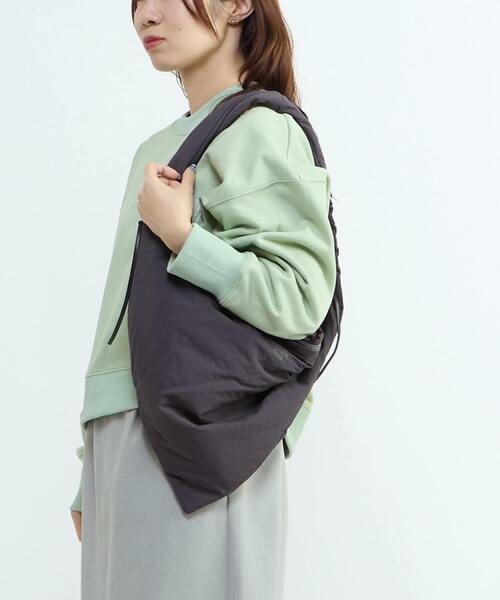 CONVERSE TOKYO（コンバーストウキョウ）の「LACE-UP TRIANGLE PUFF BAG（ハンドバッグ・レディース・チャコールグレー/ベージュ・FREE）」の5枚目の写真