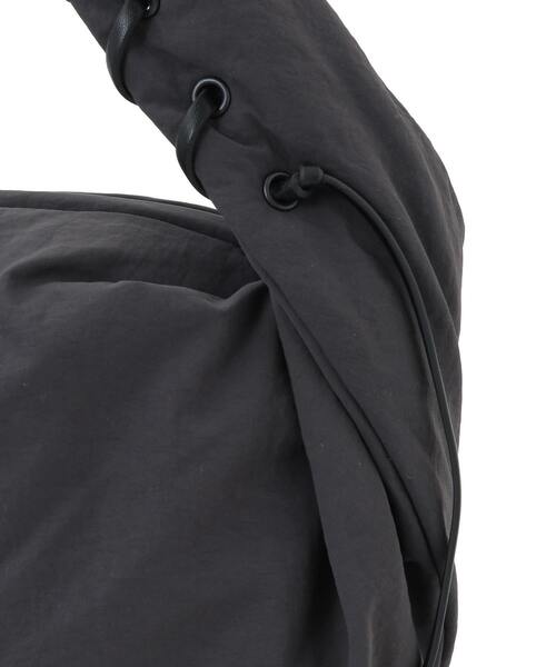 CONVERSE TOKYO（コンバーストウキョウ）の「LACE-UP TRIANGLE PUFF BAG（ハンドバッグ・レディース・チャコールグレー/ベージュ・FREE）」の10枚目の写真