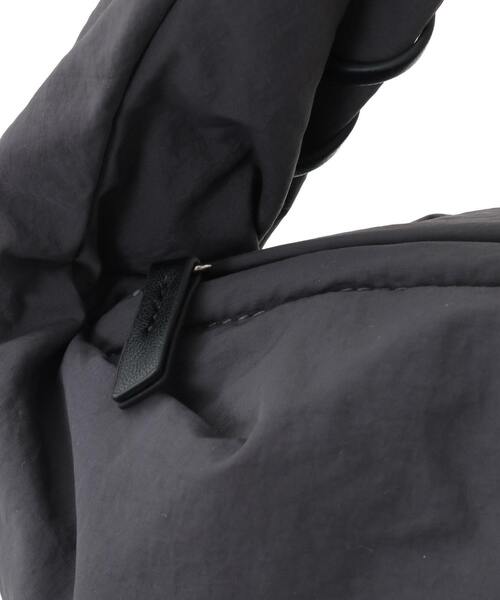 CONVERSE TOKYO（コンバーストウキョウ）の「LACE-UP TRIANGLE PUFF BAG（ハンドバッグ・レディース・チャコールグレー/ベージュ・FREE）」の12枚目の写真