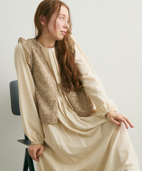 Crisp（クリスプ）の「フラワーフリルスリーブレスブラウス（シャツ/ブラウス・レディース・ベージュ/ブラック・FREE）」の2枚目の写真