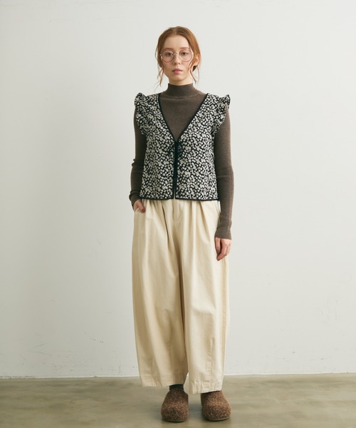 Crisp（クリスプ）の「フラワーフリルスリーブレスブラウス（シャツ/ブラウス・レディース・ベージュ/ブラック・FREE）」の3枚目の写真