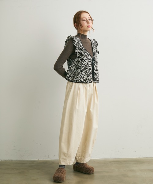 Crisp（クリスプ）の「フラワーフリルスリーブレスブラウス（シャツ/ブラウス・レディース・ベージュ/ブラック・FREE）」の4枚目の写真