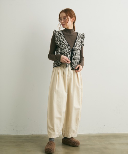 Crisp（クリスプ）の「フラワーフリルスリーブレスブラウス（シャツ/ブラウス・レディース・ベージュ/ブラック・FREE）」の5枚目の写真