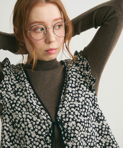 Crisp（クリスプ）の「フラワーフリルスリーブレスブラウス（シャツ/ブラウス・レディース・ベージュ/ブラック・FREE）」の6枚目の写真