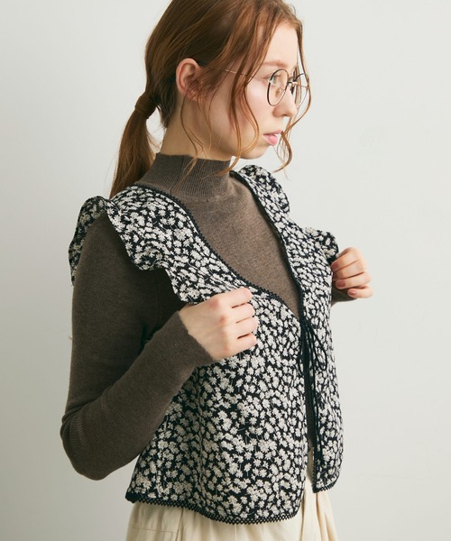 Crisp（クリスプ）の「フラワーフリルスリーブレスブラウス（シャツ/ブラウス・レディース・ベージュ/ブラック・FREE）」の7枚目の写真