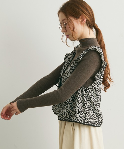 Crisp（クリスプ）の「フラワーフリルスリーブレスブラウス（シャツ/ブラウス・レディース・ベージュ/ブラック・FREE）」の8枚目の写真