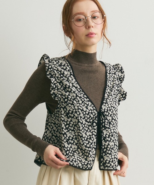 Crisp（クリスプ）の「フラワーフリルスリーブレスブラウス（シャツ/ブラウス・レディース・ベージュ/ブラック・FREE）」の10枚目の写真