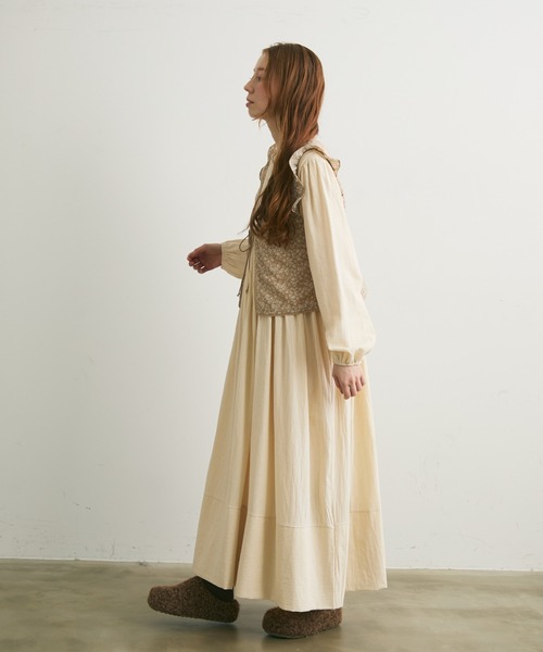 Crisp（クリスプ）の「フラワーフリルスリーブレスブラウス（シャツ/ブラウス・レディース・ベージュ/ブラック・FREE）」の12枚目の写真