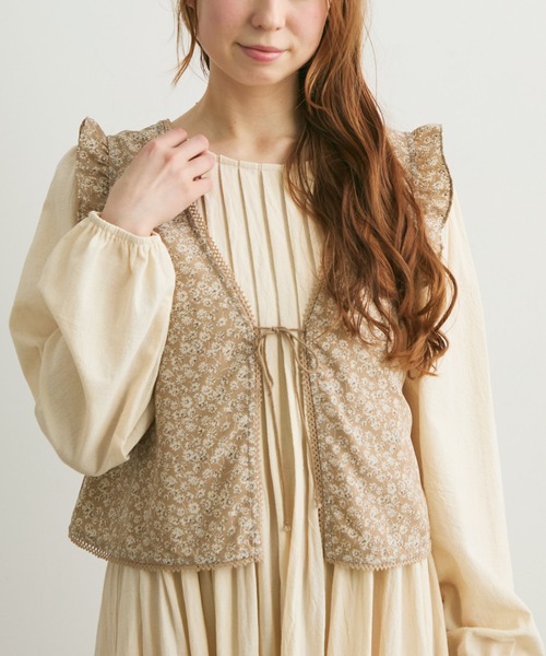 Crisp（クリスプ）の「フラワーフリルスリーブレスブラウス（シャツ/ブラウス・レディース・ベージュ/ブラック・FREE）」の13枚目の写真