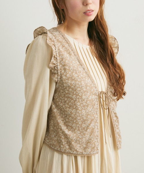 Crisp（クリスプ）の「フラワーフリルスリーブレスブラウス（シャツ/ブラウス・レディース・ベージュ/ブラック・FREE）」の14枚目の写真